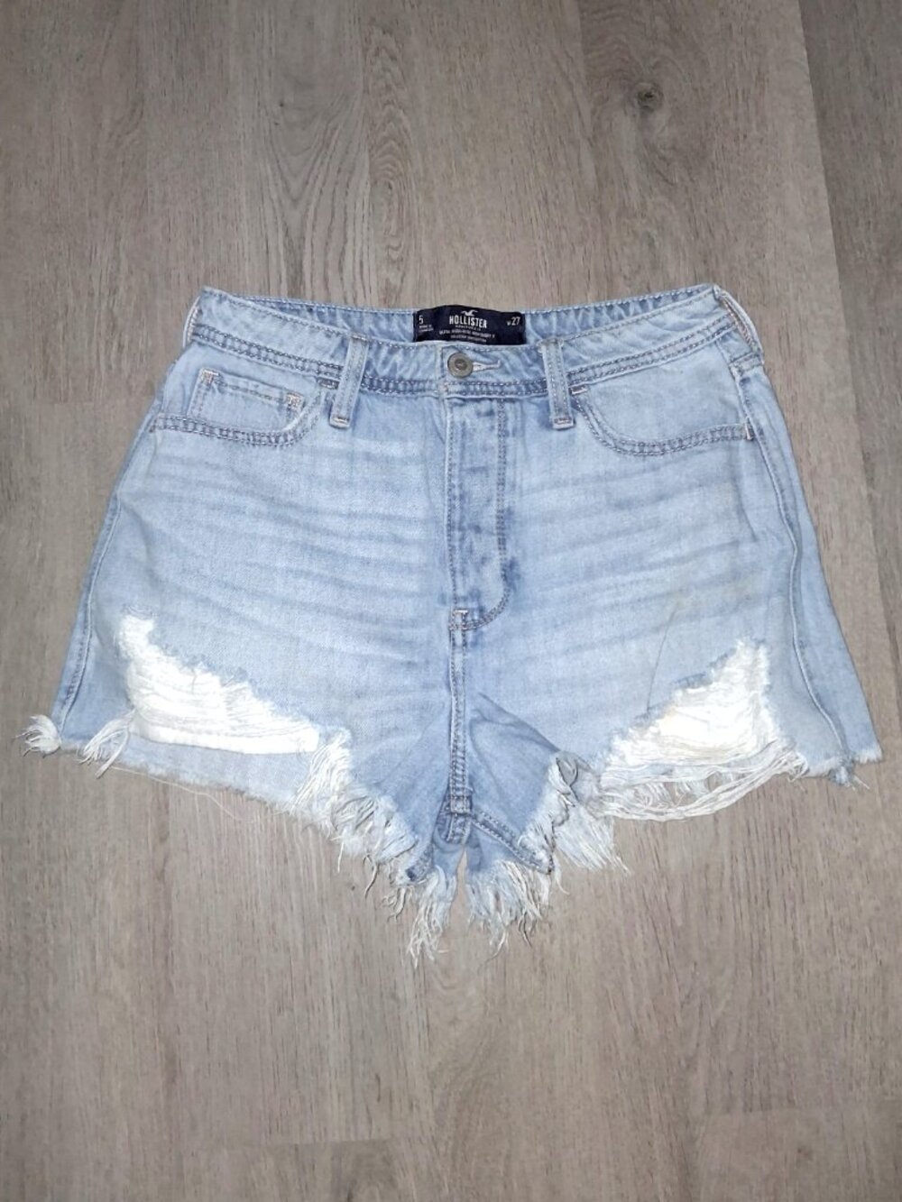 Hollister Ultra High Rise Mom Jean Shorts 3" Inseam Size 5 W27 Distressed Denim